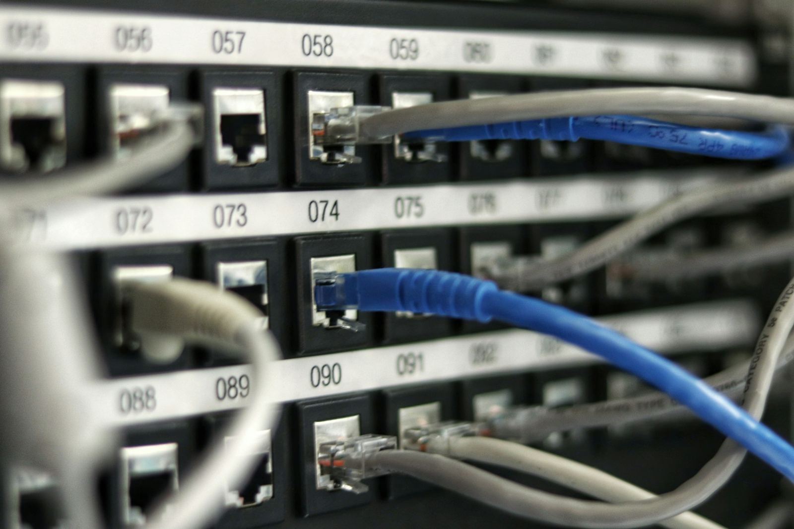 Structured network cabling in a patch panel